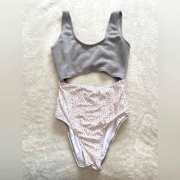 One piece bathing suit - Picture 3 of 4